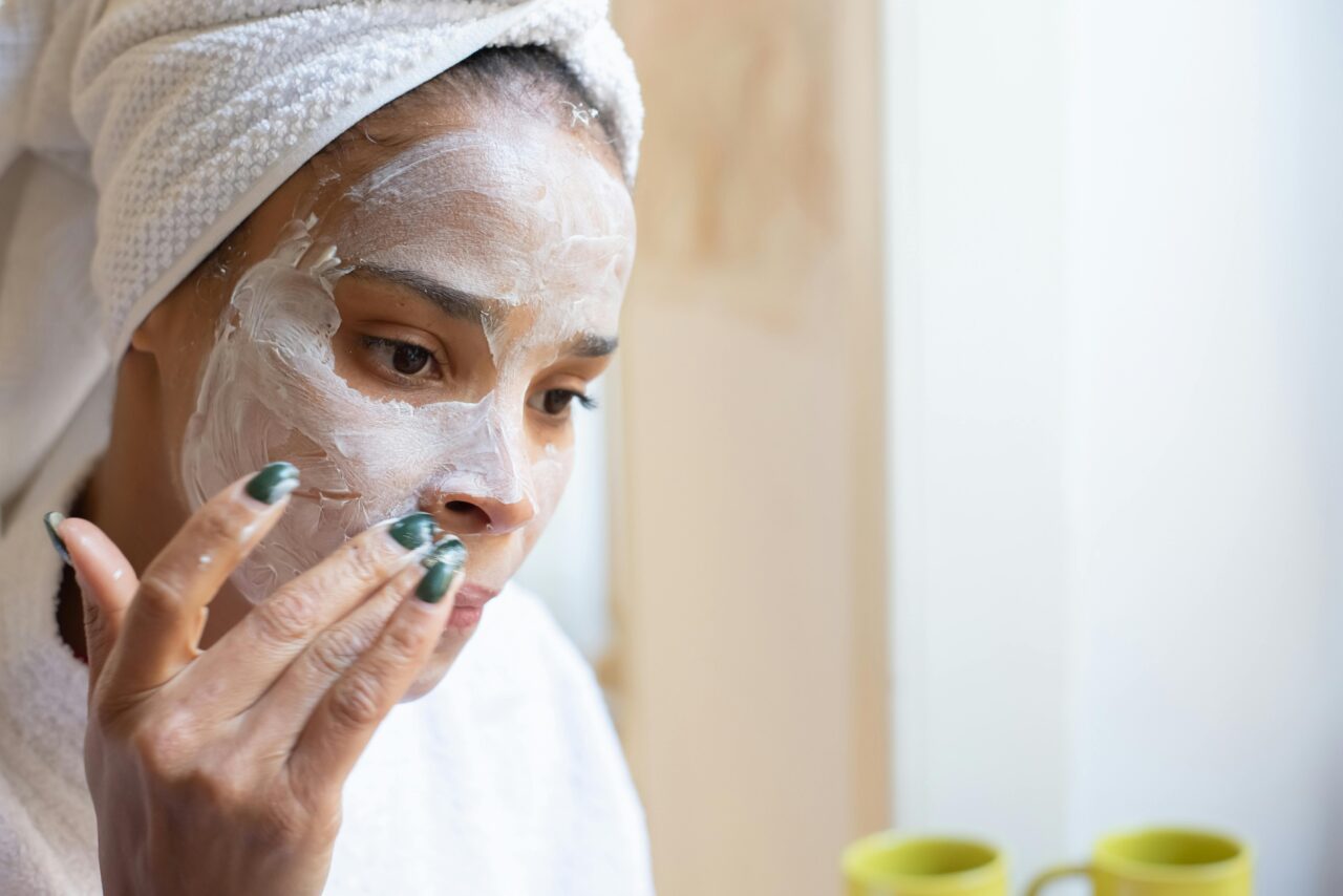 Gesichtsmasken helfen im Winter dabei, die Gesichtshaut feucht und geschmeidig zu halten.